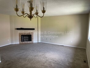 27 White Birch Ln in Danbury, CT - Building Photo - Building Photo