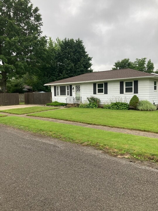 2706 Groveland Ave in Erie, PA - Building Photo