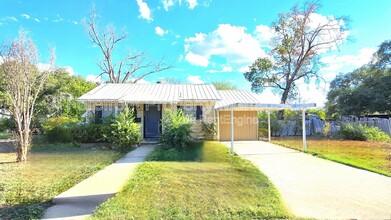 503 22nd St in Hondo, TX - Building Photo - Building Photo