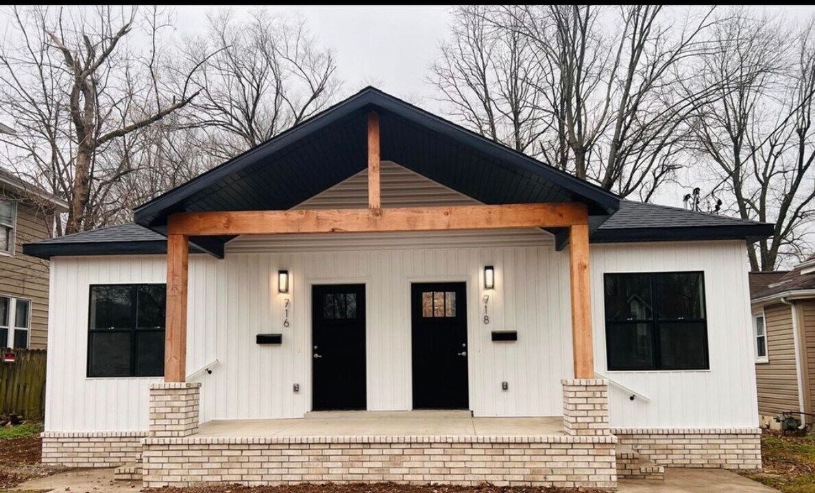 716 W Division St in Springfield, MO - Building Photo