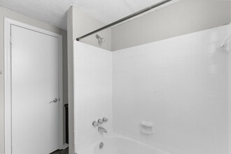McCormic II Apartments in Birmingham, AL - Foto de edificio - Interior Photo