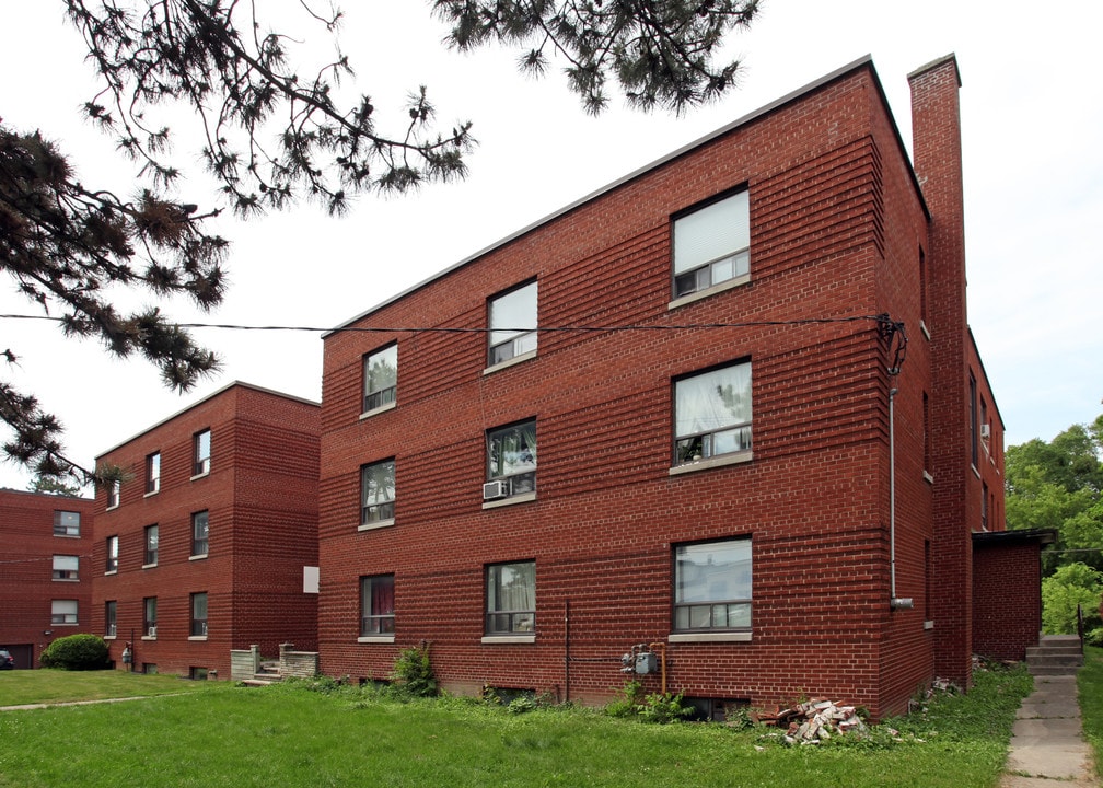 964 Eglinton Ave E in Toronto, ON - Building Photo