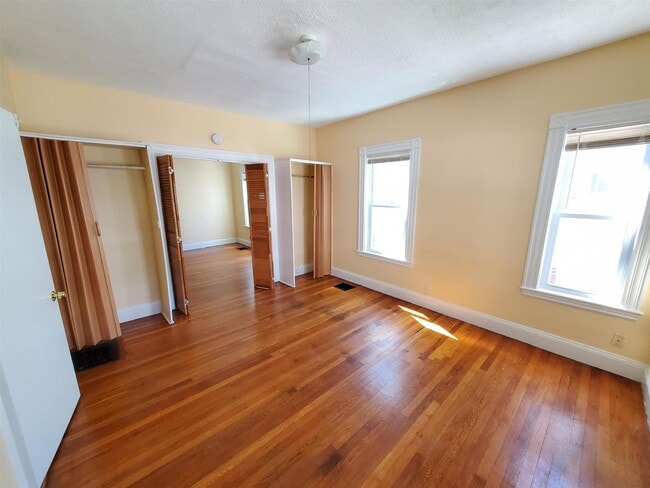 32 Claremon St, Unit 1 in Somerville, MA - Foto de edificio - Building Photo