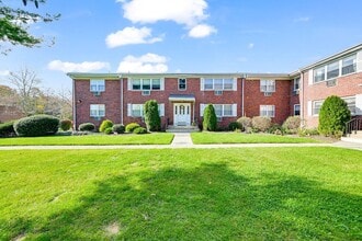 237 N Middletown Rd in Pearl River, NY - Building Photo - Building Photo
