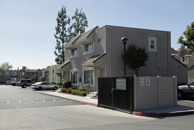 Sterling Village Apartments in San Bernardino, CA - Foto de edificio - Building Photo