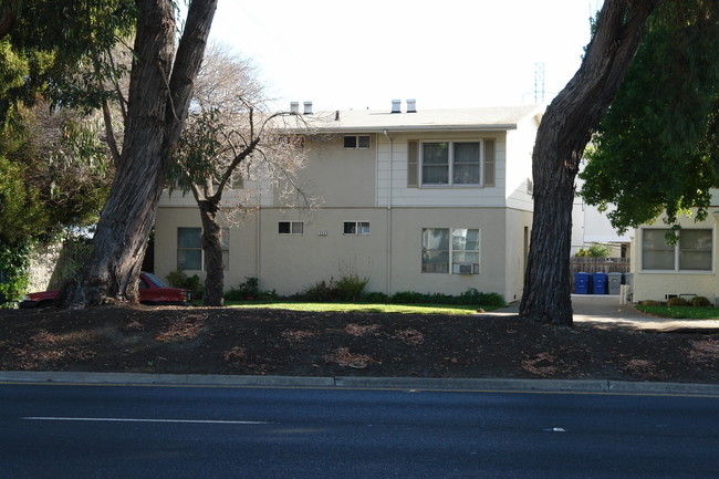 El Camino Apartments in Millbrae, CA - Foto de edificio - Building Photo