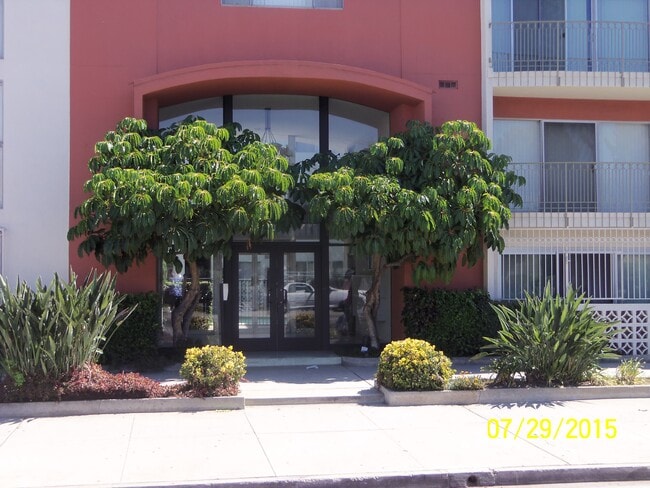 13820 Victory Blvd in Van Nuys, CA - Foto de edificio - Building Photo