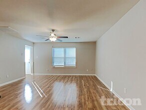 25040 Authors Dr in Magnolia, TX - Foto de edificio - Building Photo