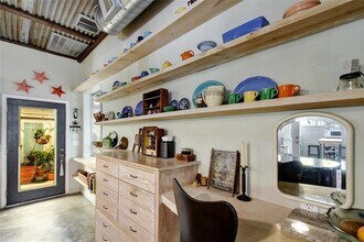 213 N Nugent Ave in Johnson City, TX - Foto de edificio - Building Photo