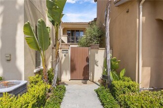 8356 Noelle Drive in Huntington Beach, CA - Foto de edificio - Building Photo