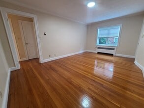 445 Newport Ave, Unit 2 in Quincy, MA - Foto de edificio - Building Photo