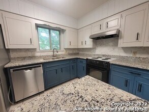 1210 Hillcrest Dr in New Braunfels, TX - Foto de edificio - Building Photo