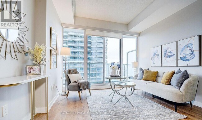 115 McMahon Dr in Toronto, ON - Building Photo - Building Photo