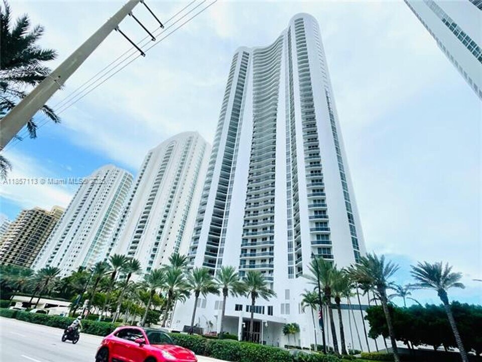 16001 Collins Ave in Sunny Isles Beach, FL - Building Photo