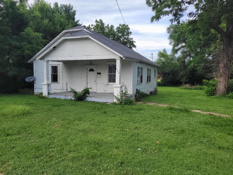 666 N Adams Ave in Lebanon, MO - Building Photo