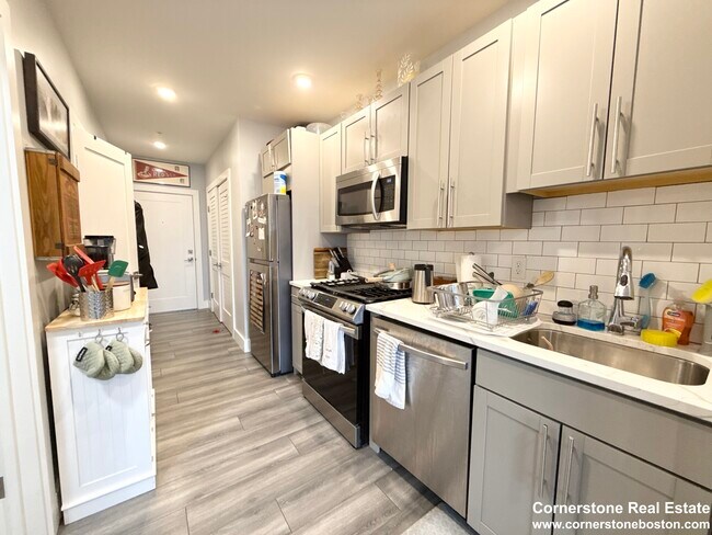 40 B St, Unit 410 in Boston, MA - Building Photo - Building Photo