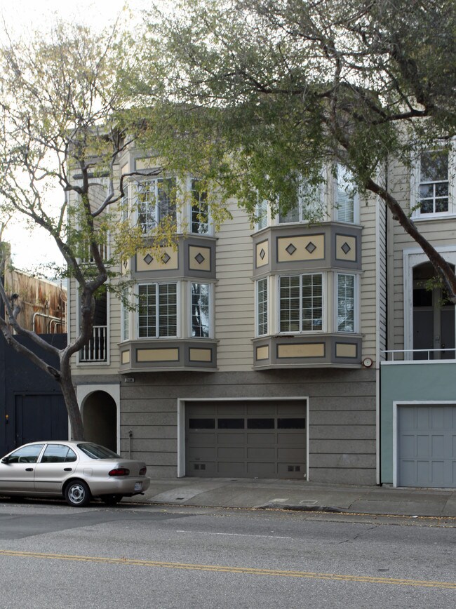 2584 Folsom St in San Francisco, CA - Building Photo - Building Photo