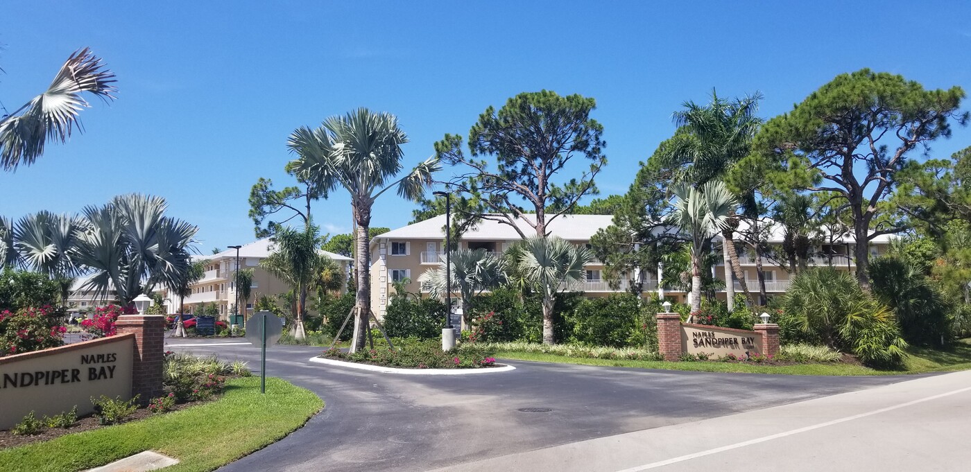 3021 Sandpiper Bay Cir in Naples, FL - Building Photo