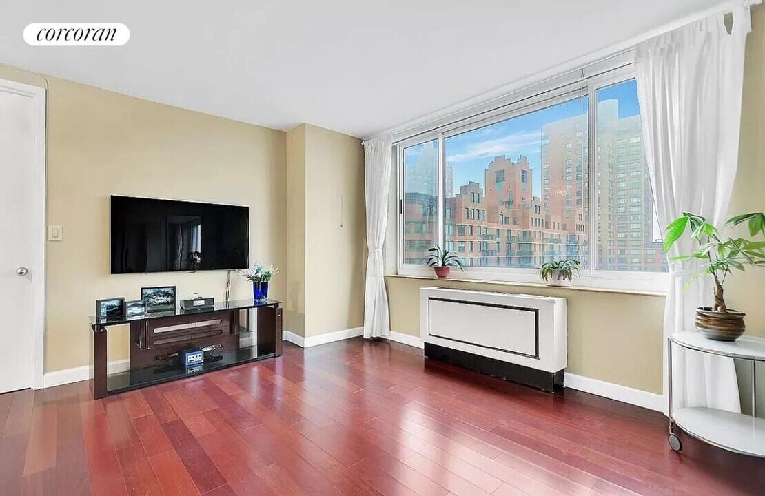 250 S End Ave in New York, NY - Building Photo