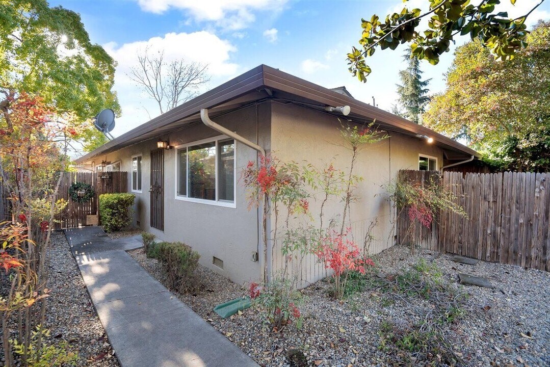 481 Thompson Ave in Mountain View, CA - Building Photo