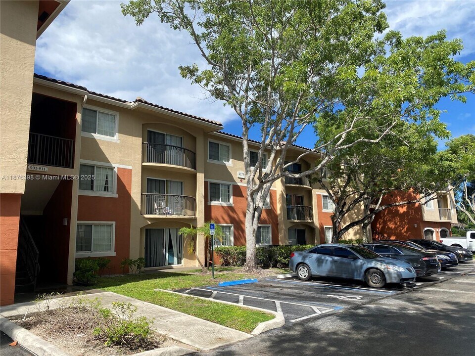 4175 N Haverhill Rd in West Palm Beach, FL - Foto de edificio