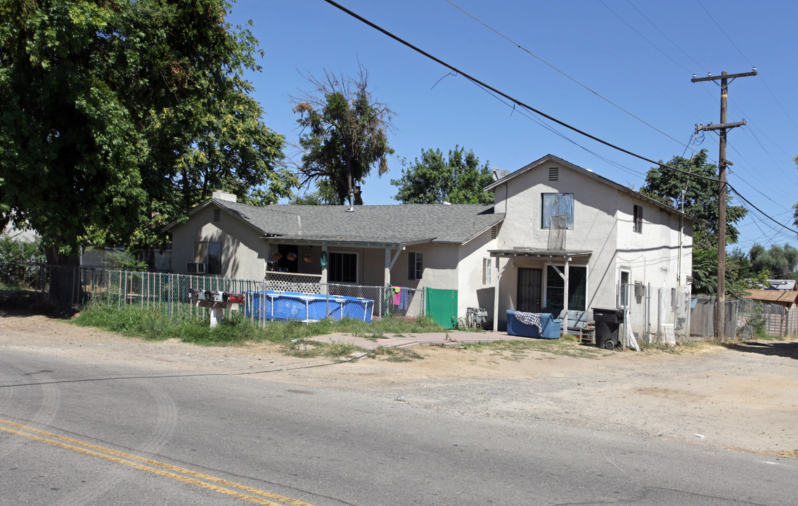 1515 Oregon Dr in Modesto, CA - Foto de edificio