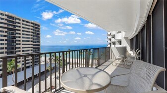 4005 Gulf Shore Blvd N in Naples, FL - Building Photo