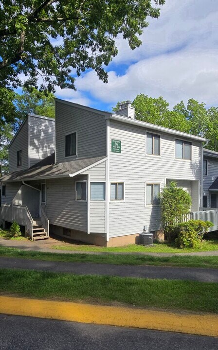403 Cypress Rd in Newington, CT - Building Photo