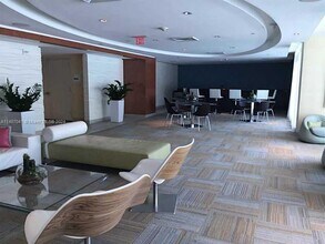 950 Brickell Bay Dr, Unit 4411 in Miami, FL - Foto de edificio - Building Photo