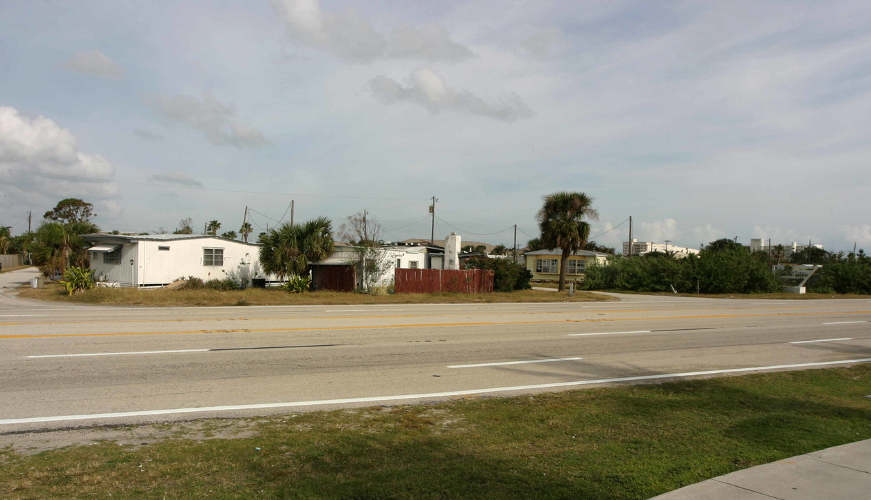 870 E Eau Gallie Blvd in Indian Harbour Beach, FL - Foto de edificio