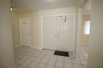 6076 Strawberry Lakes Cir in Greenacres, FL - Building Photo - Building Photo
