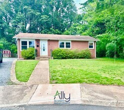 124 N Baker St in Charlottesville, VA - Foto de edificio - Building Photo