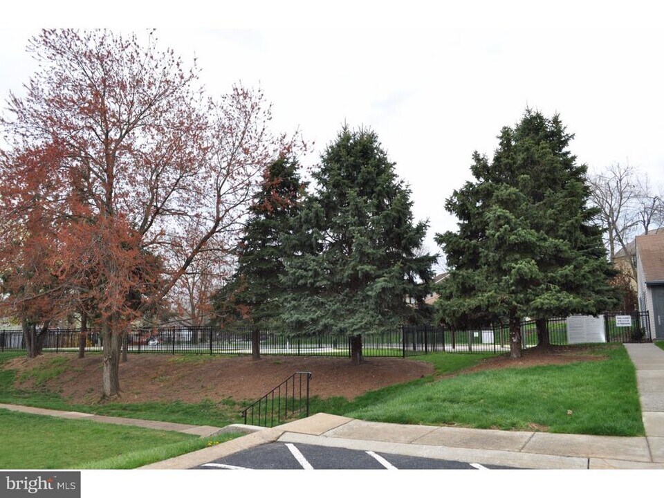 1413 Morris Ct in North Wales, PA - Building Photo