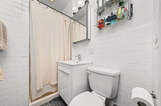 102 Christopher St, Unit 6F in New York, NY - Foto de edificio - Building Photo