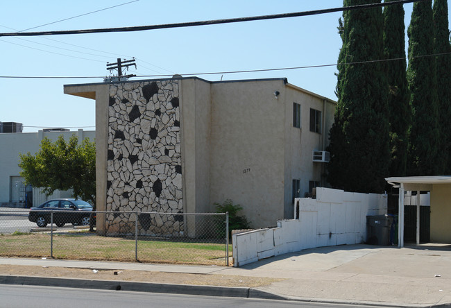 1279 E Madison Ave in El Cajon, CA - Foto de edificio - Building Photo