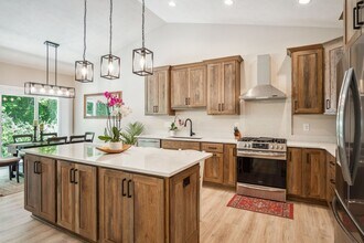 6195 Hilltop Ct in Bath, MI - Foto de edificio - Building Photo