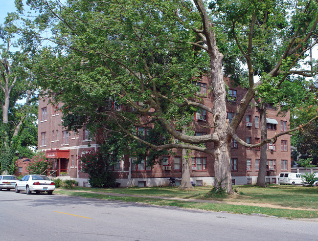 Ambassador Apartments in Springfield, MO - Building Photo - Building Photo