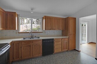 1647 NW 2nd Ave in Oak Harbor, WA - Building Photo - Building Photo