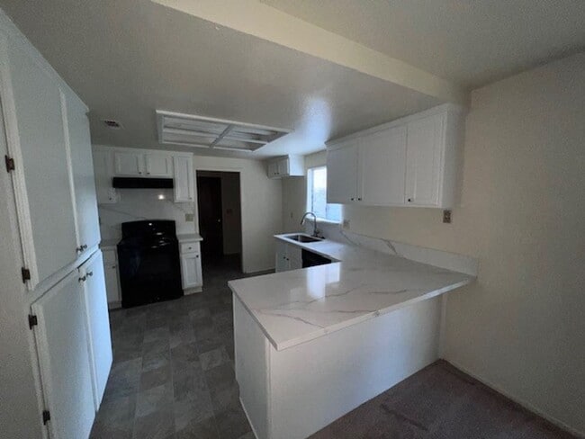 7035 Riverside Blvd in Sacramento, CA - Building Photo - Building Photo
