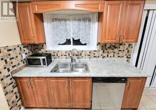 59 Flowertown Ave in Brampton, ON - Building Photo - Building Photo