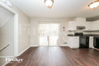 123 Scarsdale Dr in Riverdale, GA - Foto de edificio - Building Photo