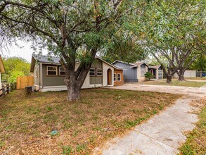 7105 Townsborough Dr in Austin, TX - Building Photo - Building Photo