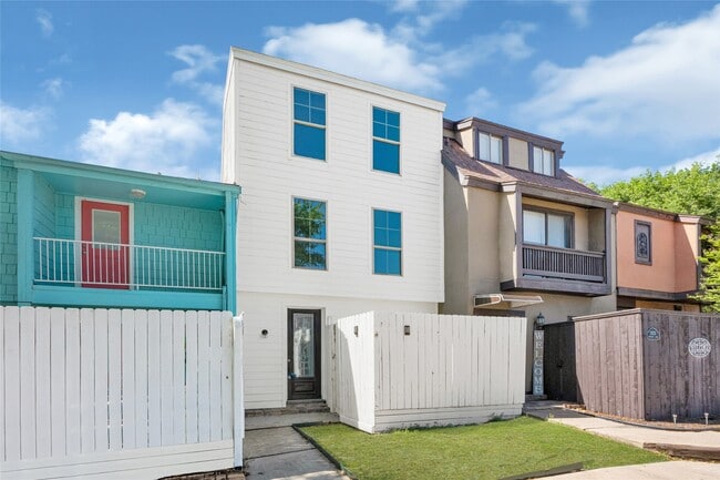 property at 2022 Lakewood Ct