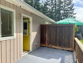 771 High School Rd NW in Bainbridge Island, WA - Building Photo - Building Photo