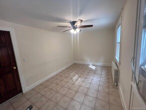 105 Simonson Rd in Greenvale, NY - Building Photo - Building Photo