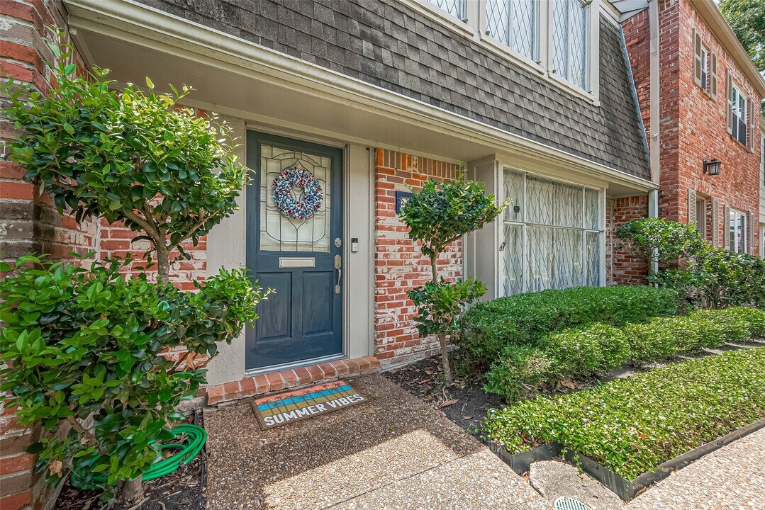 2063 Winrock Blvd in Houston, TX - Foto de edificio