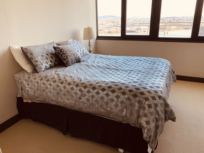 111 SW Harrison St in Portland, OR - Foto de edificio - Building Photo