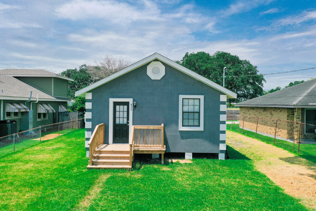 824 West Dr in Westwego, LA - Building Photo