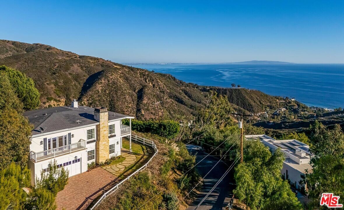 21821 Castlewood Dr in Malibu, CA - Foto de edificio