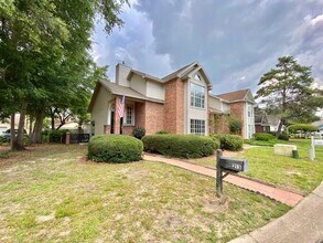 213 Parkwood Cir in Niceville, FL - Building Photo - Building Photo